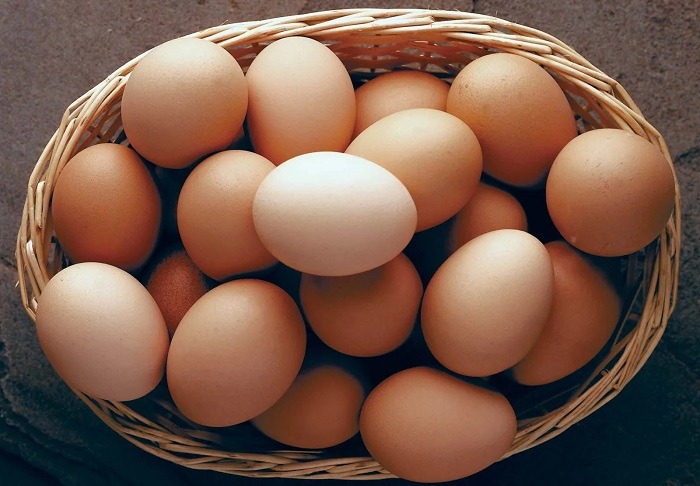 Mơ thấy trứng gà đánh con gì? Có điềm báo gì? Tốt hay xấu?